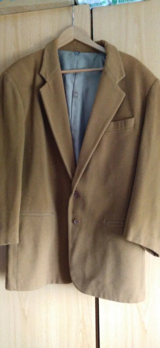 Chaqueta de vestir marrón.