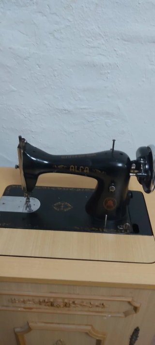 Máquina de coser Alfa antigua