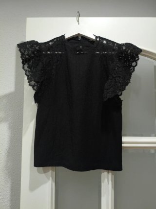 Top Negro con Detalles de Encaje