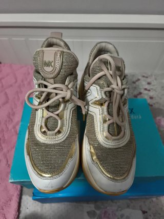 Zapatillas Michael Kors Doradas y Blancas