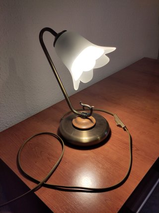 2 Lámparas de mesa antiguas con tulipas de cristal