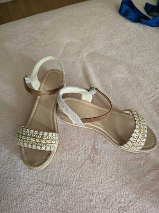 Sandalias cuña beige y doradas