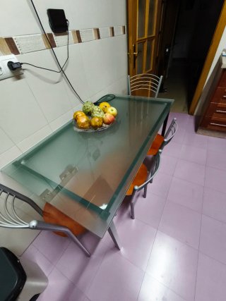 Mesa cristal cocina con 4 sillas y 2 taburetes