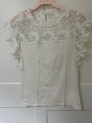Camiseta Blanca con Detalles de Encaje