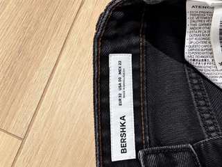 Pantalón Vaquero Negro con Perlas Bershka