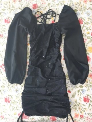 Vestido negro fiesta brillos manga abullonada