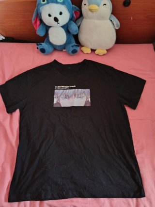 Camiseta negra con estampado anime Gojo