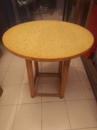 Mesa pequeña redonda de madera