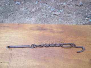 Gancho antiguo hierro forjado, anclaje pared.