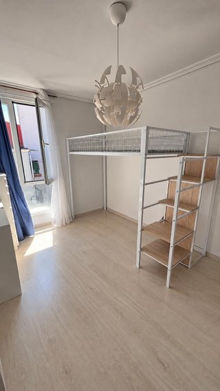 Litera metálica con estanterías y colchón