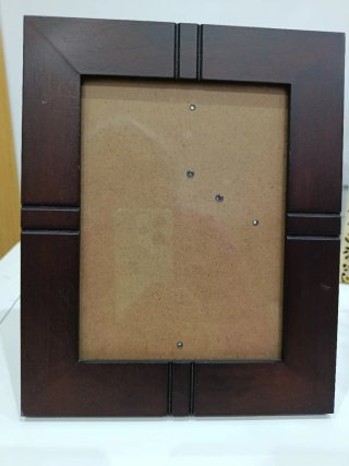 Portafotos de madera oscuro