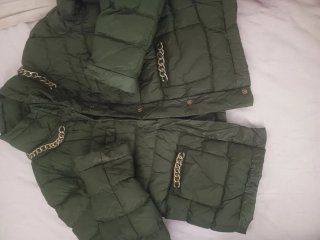 Plumífero verde con cadena