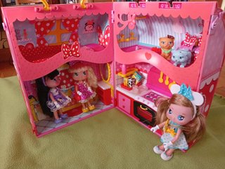 Casa-maletín I Love Minnie con 3 Muñecas.
