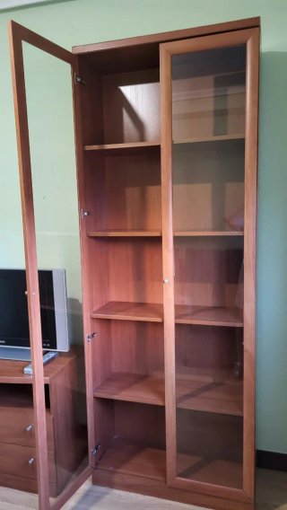 Vetrina in legno con porte in vetro