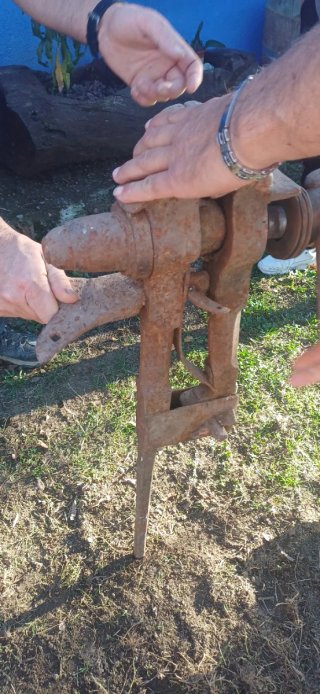 Tornillo de banco antiguo de forja