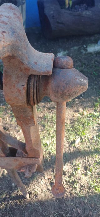 Tornillo de banco antiguo de forja