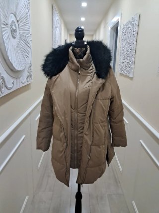 Abrigo Beige con Cuello de Pelo Pluma y plumón