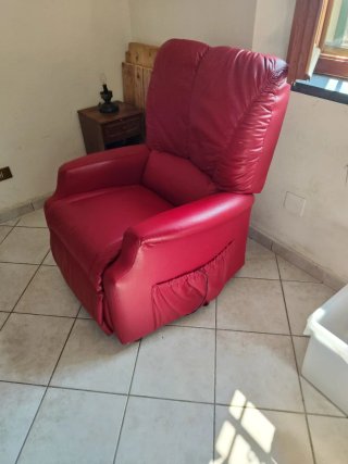 Poltrona massaggiante in pelle rossa