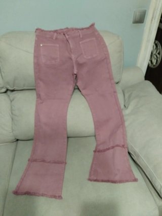 Pantalón Lila con Bajos Deshilachados