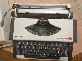 Máquina de escribir Olympia Traveller de Luxe
