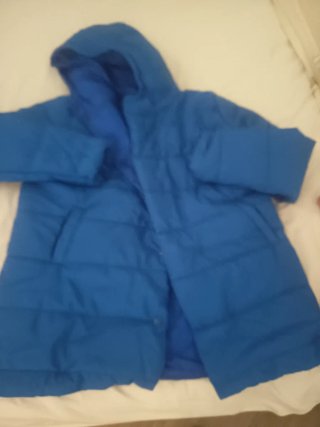 Plumífero azul con capucha