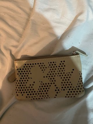 Cartera de mano beige con calados