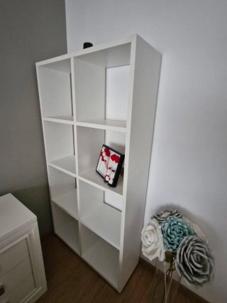 Librería de madera blanca
