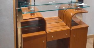 Mobile in legno e vetro