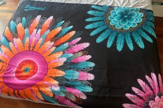 Pañuelo grande Desigual estampado plumas