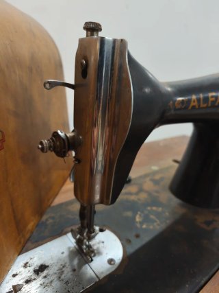 Máquina de coser antigua Alfa
