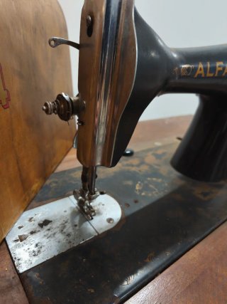 Máquina de coser antigua Alfa