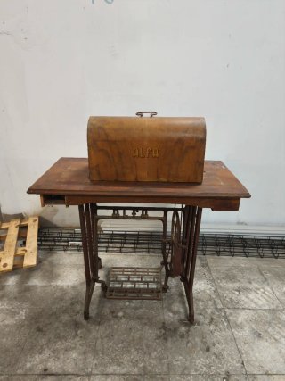Máquina de coser antigua Alfa