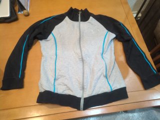 Chaqueta deportiva gris y negra