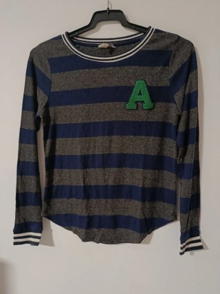 Camiseta de rayas con letra A