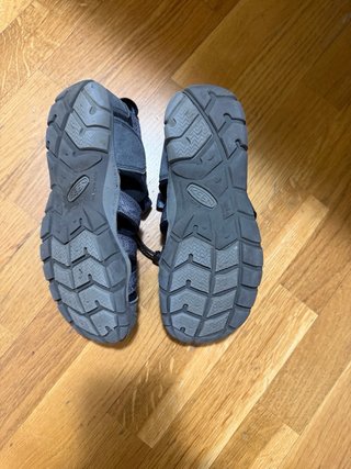 Sandalias Keen niño gris.