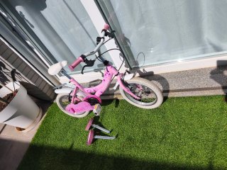 Bicicleta infantil rosa con ruedines