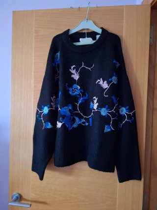 Jersey de punto negro con flores bordadas