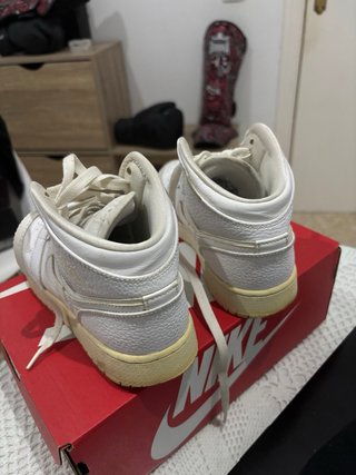 Jordan 1 Mid Blancas