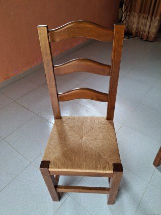 Silla de madera con asiento de enea