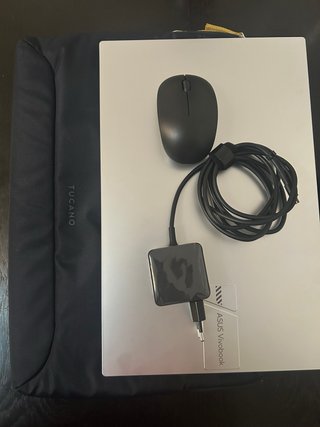 ASUS Vivobook Laptop con Ratón y Cargador