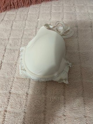 Sostén de raso blanco con encaje