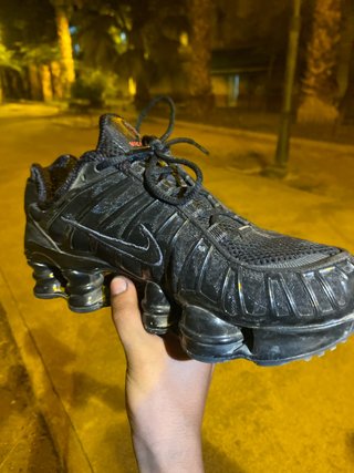 Zapatillas Nike Shox Negras solo viene una ojo
