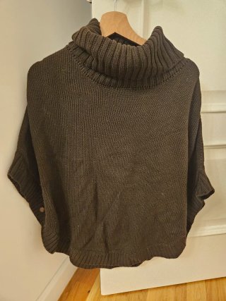 Poncho de lana marrón cuello alto