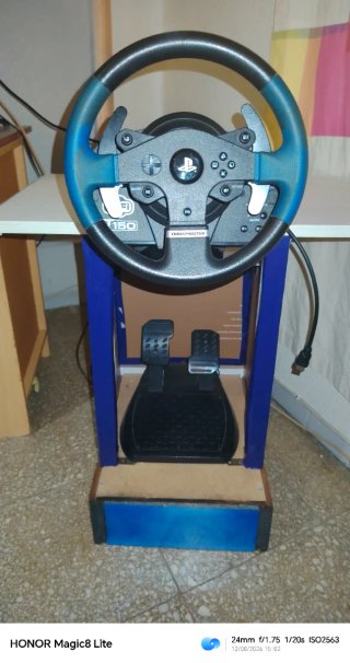 Volante con mueble.Pedales Pc/PS4 Thrustmastert150