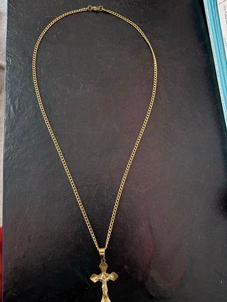 Cadena con colgante de cruz dorada