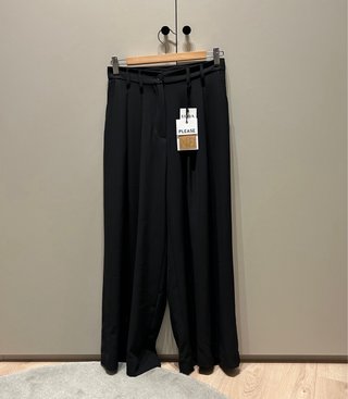 Pantalón de pinzas negro Please