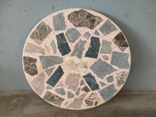 Mesa redonda de mármol y piedra. 80cm de diámetro