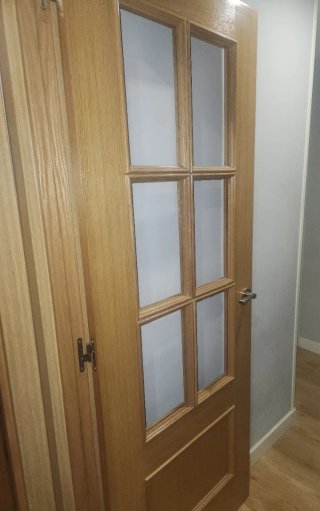 Puerta de madera sin cristales