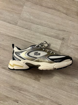 Zapatillas Lacoste plateadas y blancas
