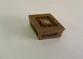 Scatola Indiana in Pietra Intagliata a Ventagli Vintage